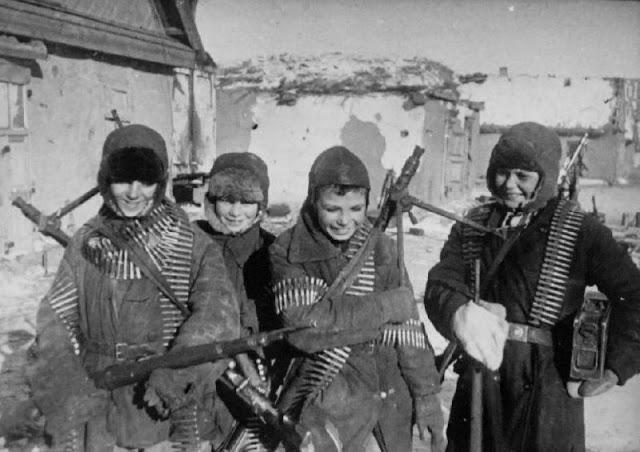 Krievu zēni ar sagūstīto vācu... Autors: Lestets Kara šausmas: kauja par Staļiningradu 1942-1943. g.
