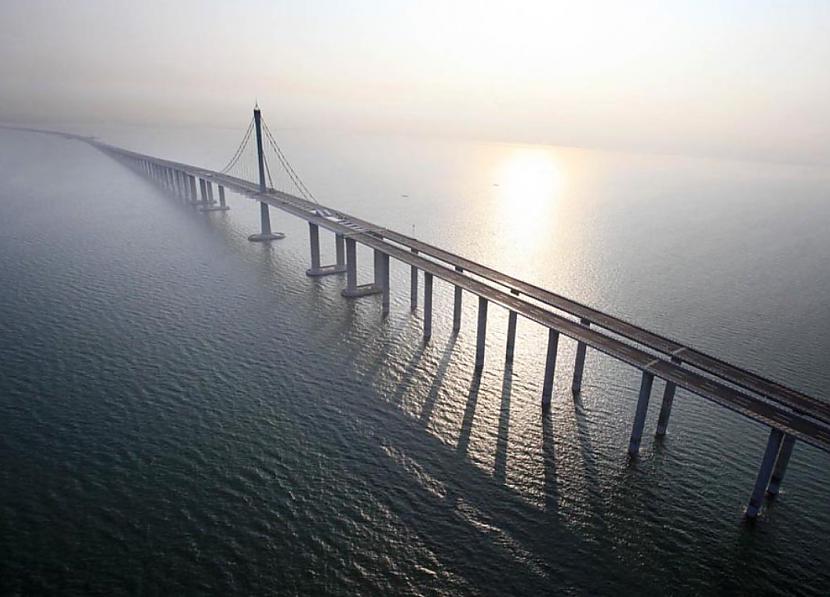Tilta būvniecība tika uzsākta... Autors: matilde Pabeigta pasaulē iespaidīgākā tilta būvniecība Ķīnā. Tā garums - 55 kilometri!