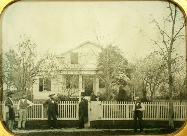 Pozē mājas priekscaronā Lai... Autors: Lestets Agrīnās fotogrāfijas: kāda bija dzīve 1840-tajos
