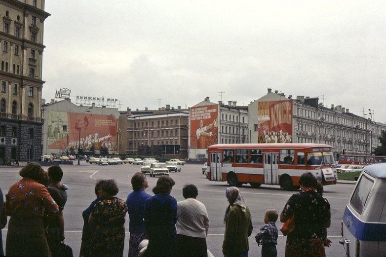 Sabiedriskā transporta pietura Autors: pyrathe Back to USSR (PSRS 1981. gads)