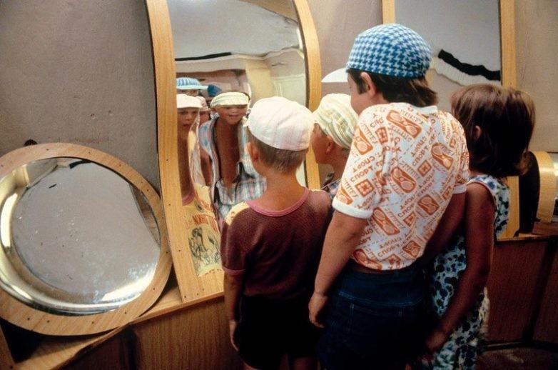 Greizie spoguļi smieklu istabā Autors: pyrathe Back to USSR (PSRS 1981. gads)