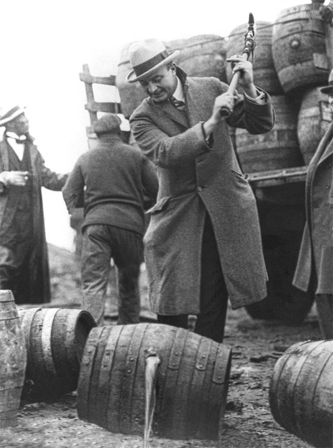 Alkohola likvidēscaronana... Autors: matilde 20 fotogrāfijas no pagātnes, kuras ir vērts redzēt