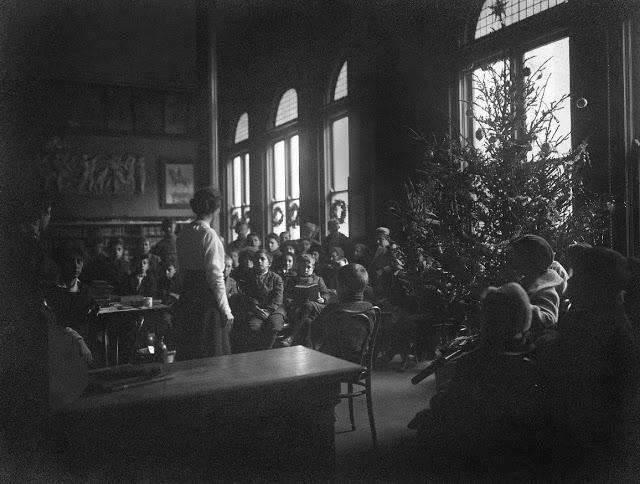 Bērni Ziemassvētkos Autors: Lestets Sinsinati publiskā bibliotēka pirms tās demolācijas 1955. g.