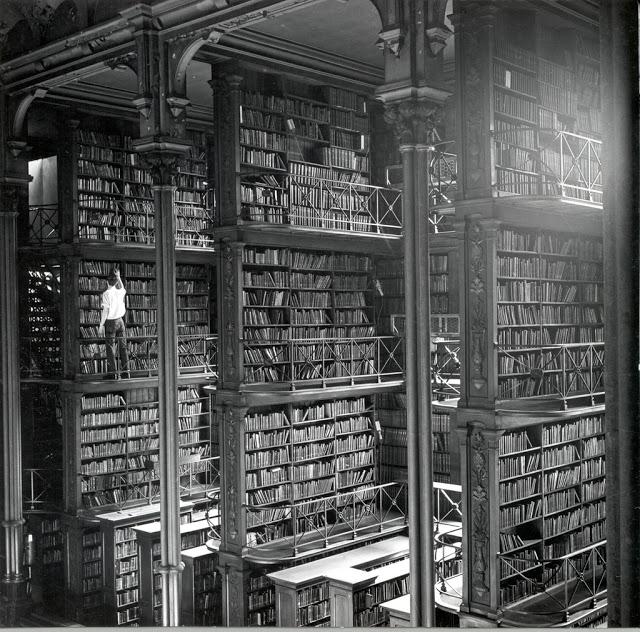 Grāmatu plaukti galvenajā... Autors: Lestets Sinsinati publiskā bibliotēka pirms tās demolācijas 1955. g.