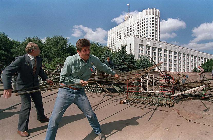 Barikāžu nojaukscaronana 1991... Autors: Lestets PSRS sabrukums vēl neredzētās bildēs