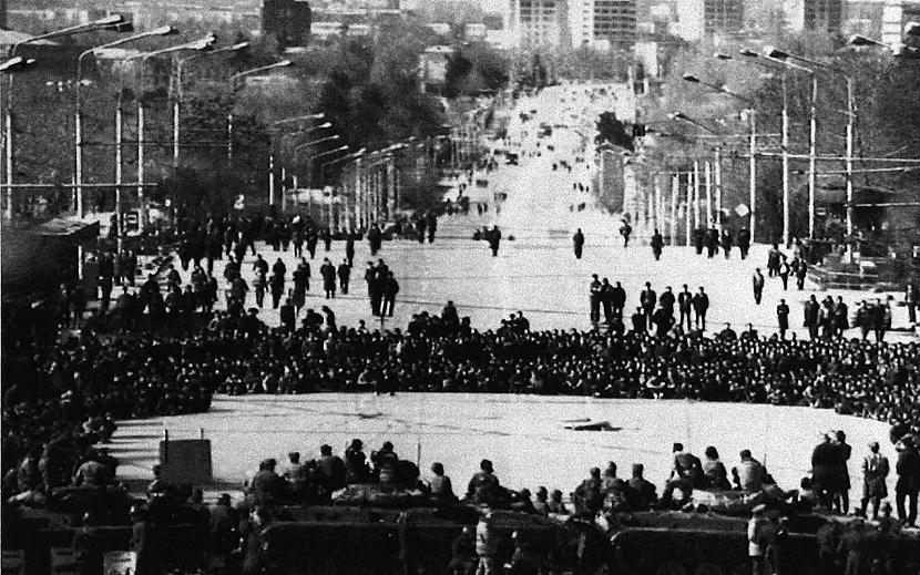 Demonstranti un padomju spēki... Autors: Lestets PSRS sabrukums vēl neredzētās bildēs