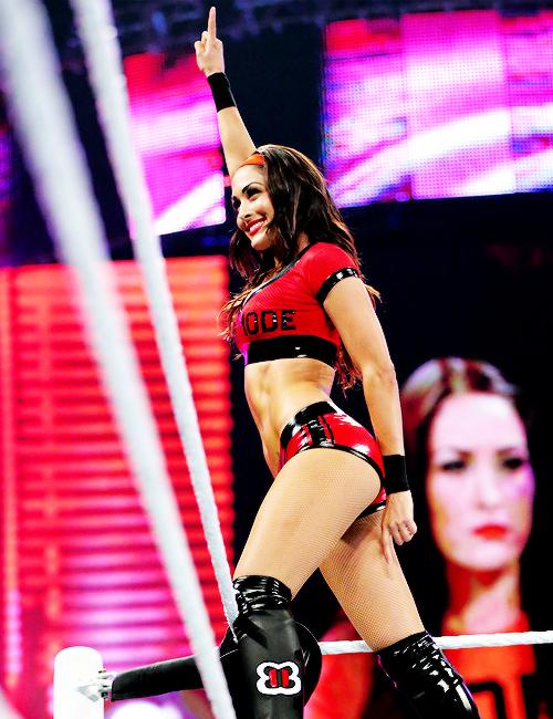 Parakstījusi līgumu ar WWE... Autors: eleonora_17 10 fakti par Reslinga cīkstoni Brie Bella