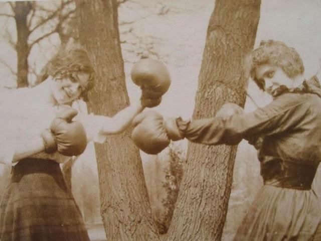 Sieviescaronu boksēscaronanās... Autors: Lestets Senākās sieviešu boksa fotogrāfijas