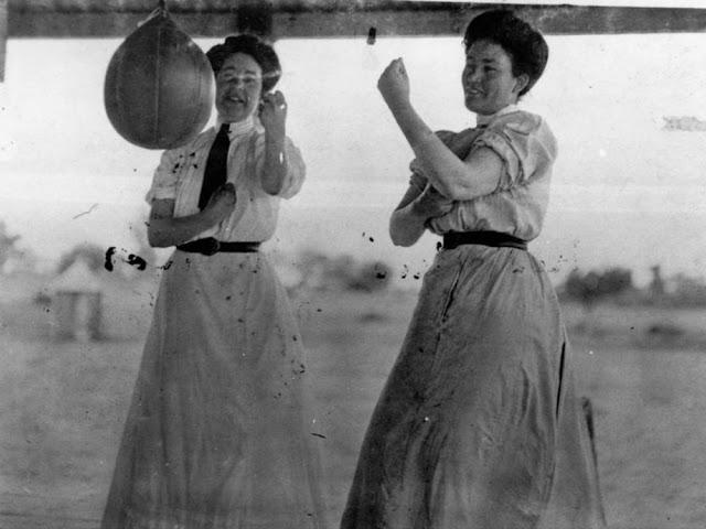 Būka un Krisa Djurakas... Autors: Lestets Senākās sieviešu boksa fotogrāfijas