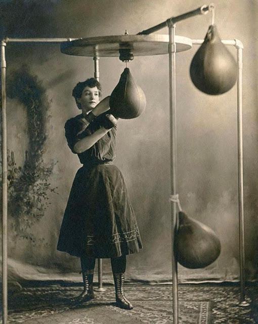 Trenējoties boksam ap 1890... Autors: Lestets Senākās sieviešu boksa fotogrāfijas
