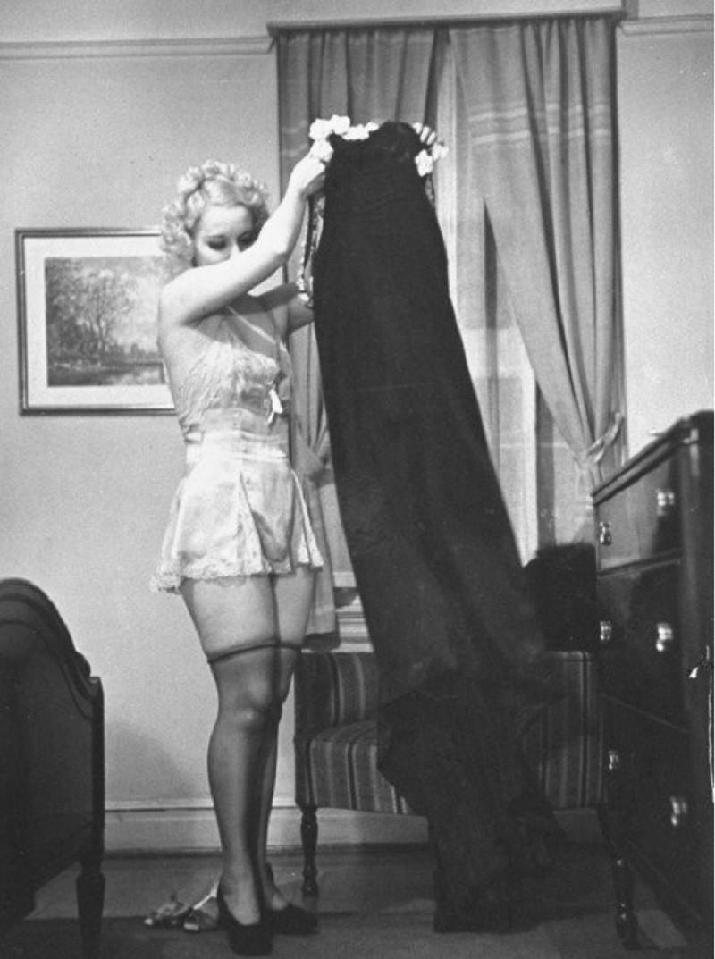 nbspKleitu kura tik skaisti... Autors: matilde Pamācība no 1937. gada, kā sieviete ir jāizģērbjas sava mīļotā vīrieša priekšā