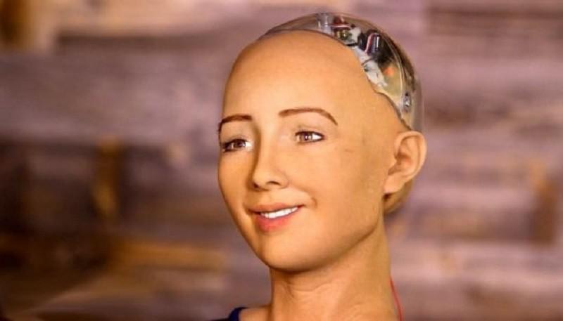 Hensons prognozē ka ap 2045... Autors: matilde Robota «Sofija» izgudrotājs uzskata, ka 2045. gadā cilvēki precēsies ar robotiem