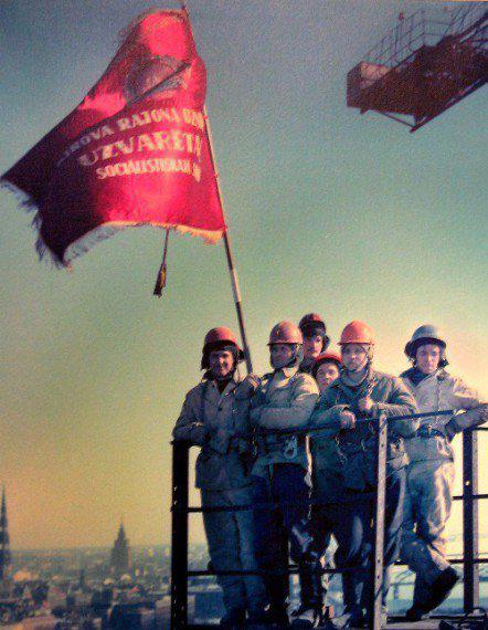 Strādnieki iepozē oficiālam... Autors: ĶerCiet Bildes no Vanšu tilta celtniecības 1977/81. gadā