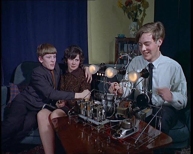 Foto Kadrs no videoquotTas... Autors: Lestets Skūpstu stipruma mērītājs - ierīce, ko 1965. g. uztaisīja kāds britu pusaudzis