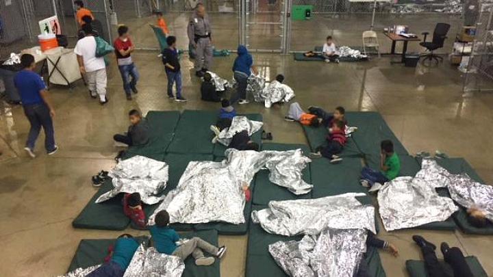 Bērni guļ uz grīdas Scaronajā... Autors: Testu vecis Trampa migrantu seperācijas politika: Teksasā bērni tiek turēti «būros»