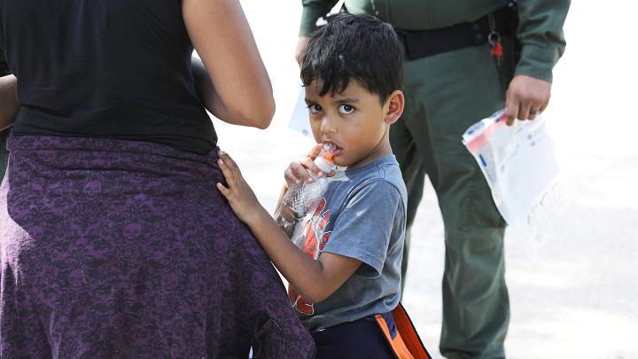 Pēc Washington Examiner... Autors: Testu vecis Trampa migrantu seperācijas politika: Teksasā bērni tiek turēti «būros»