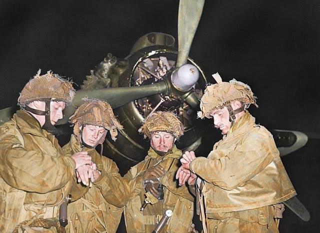 Britu gaisa spēku piloti... Autors: Lestets D-diena krāsās: Sabiedroto izcelšanās Normandijā iekrāsotās fotogrāfijās