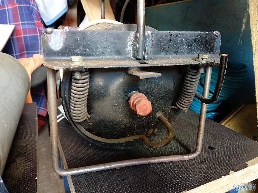 Tāds tas motors izskatās tas... Autors: 76martini Konstruējam paši eļļas vakuumsūkni, eļļas atsūknēšanai no automašīnas dzinēja.
