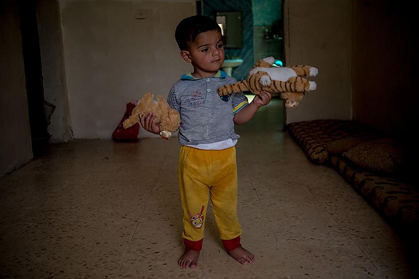 Jordānijas ģimenes atvasei... Autors: Geimeris Bērni dažādos turības līmeņos izrāda savu mīļāko rotaļlietu...