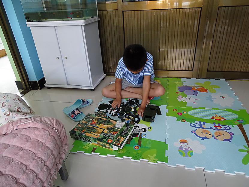 Kādā turīgākā Ķīniescaronu... Autors: Geimeris Bērni dažādos turības līmeņos izrāda savu mīļāko rotaļlietu...