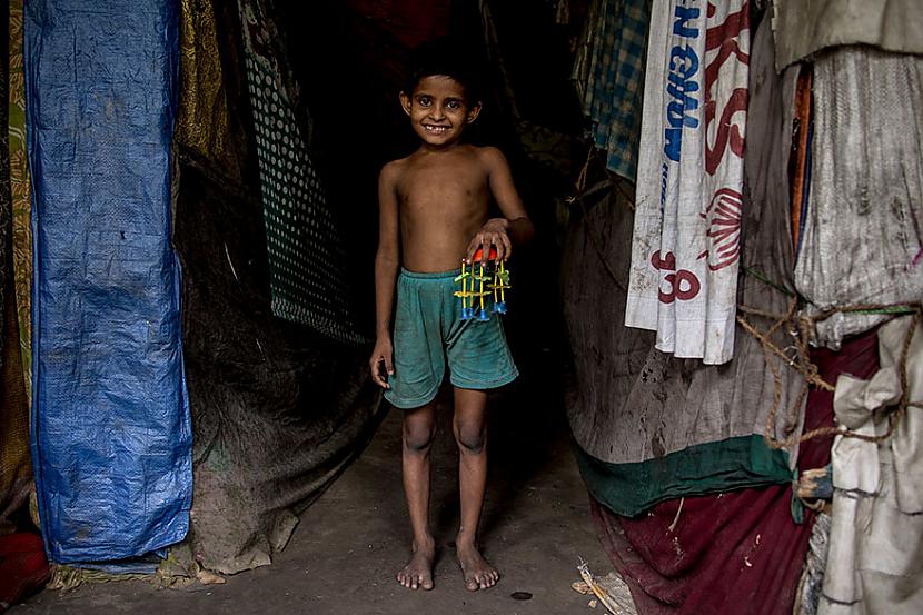 Indijā dzīvojoscarona atvase... Autors: Geimeris Bērni dažādos turības līmeņos izrāda savu mīļāko rotaļlietu...