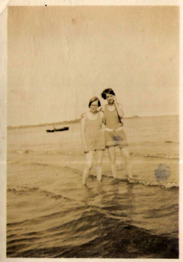  Autors: Lestets Cilvēki vilnas peldkostīmos 1920-tajos