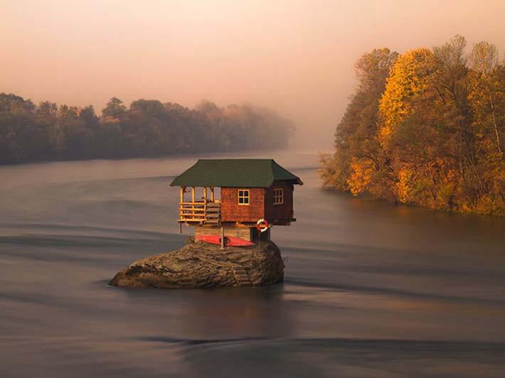 Tā nav nekāda lielā māja tur... Autors: Lestets Šī vientuļā mājiņa stāv upes vidū jau 50 gadus