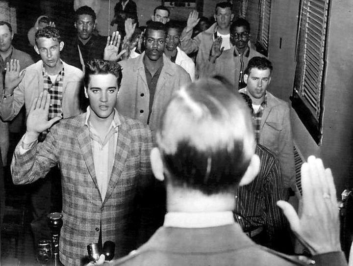Elviss Preslijs obligātajā... Autors: ĶerCiet 25 vēsturiski foto, kurus tu vēl nebūsi redzējis