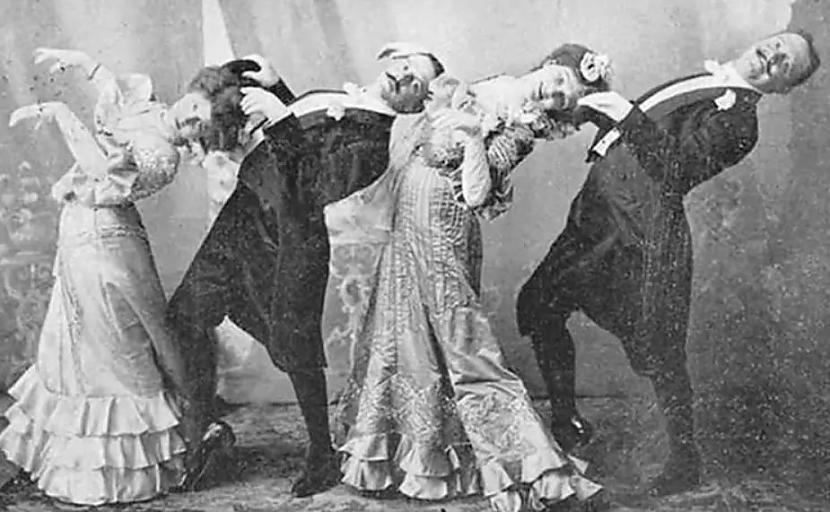 Viktoriāņi nebija rezervēti... Autors: Lestets 15 vēsturiskas bildes, kurās cilvēki uzvedās jocīgi