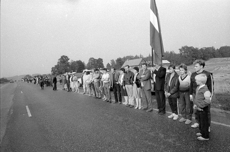  Autors: 100 A 25 fotogrāfijās par vēsturisko Baltijas ceļu. Šī diena paliks atmiņā!