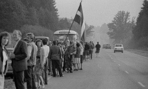  Autors: 100 A 25 fotogrāfijās par vēsturisko Baltijas ceļu. Šī diena paliks atmiņā!