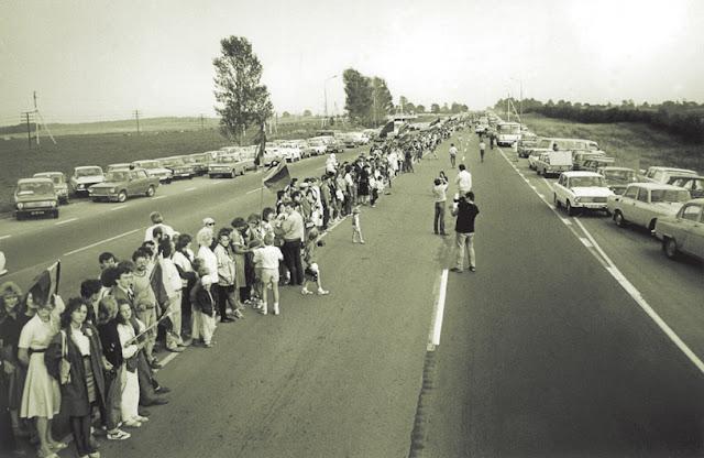  Autors: 100 A 25 fotogrāfijās par vēsturisko Baltijas ceļu. Šī diena paliks atmiņā!