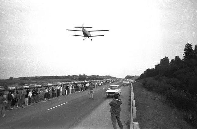  Autors: 100 A 25 fotogrāfijās par vēsturisko Baltijas ceļu. Šī diena paliks atmiņā!