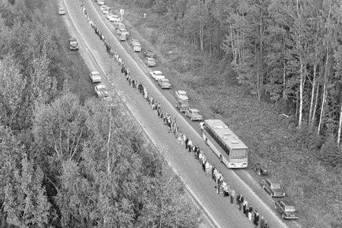  Autors: 100 A 25 fotogrāfijās par vēsturisko Baltijas ceļu. Šī diena paliks atmiņā!