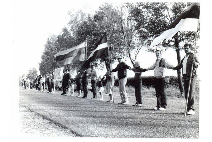  Autors: 100 A 25 fotogrāfijās par vēsturisko Baltijas ceļu. Šī diena paliks atmiņā!