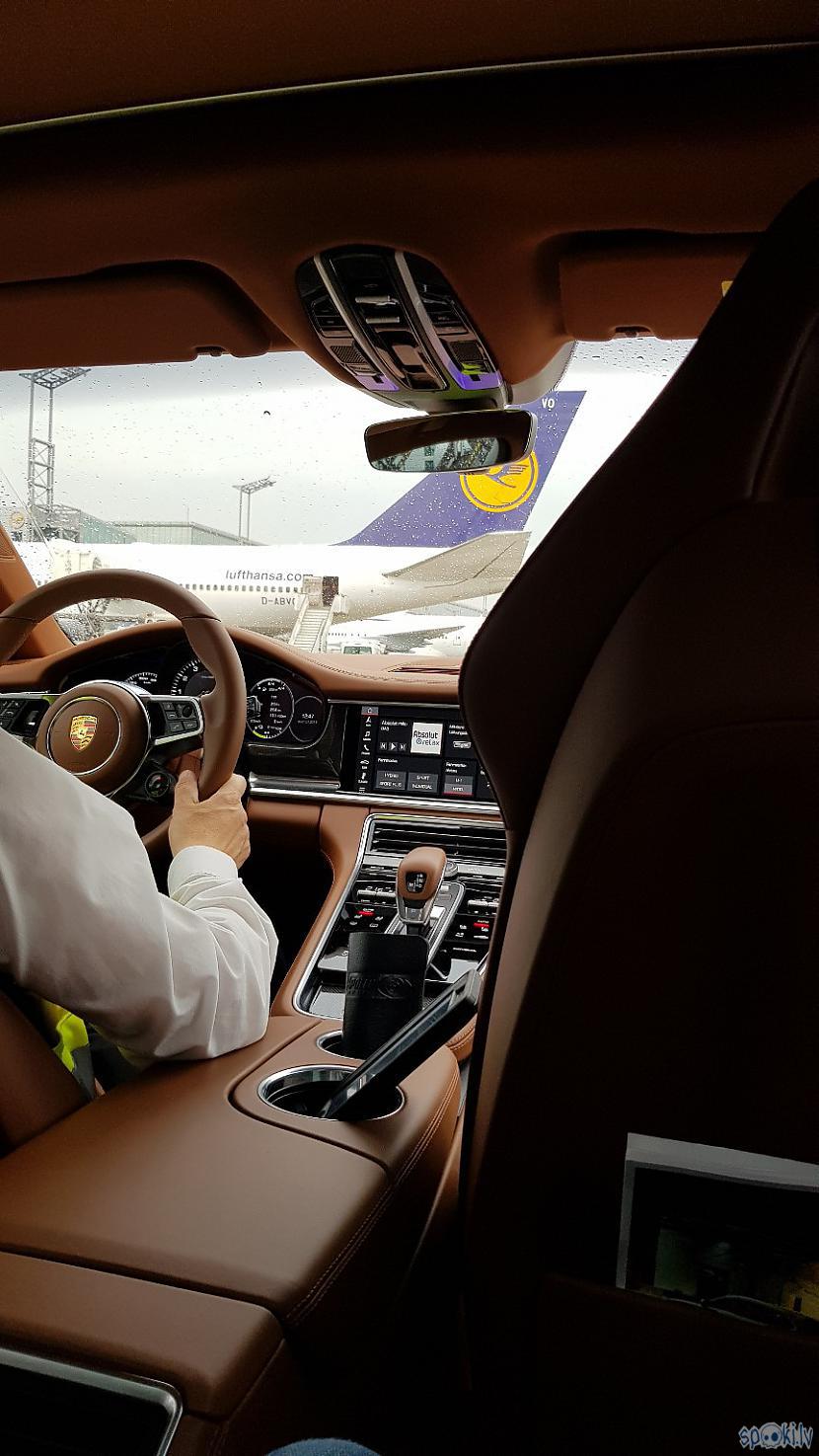 Piebraucām pie lidmascaronīnas... Autors: DiviPretDivi Lidojums Lufthansa pirmajā klasē - luksuss tīrā veidā