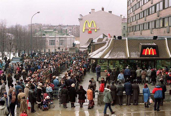 Maskavas pilsētas dome kopā ar... Autors: ĶerCiet Vēsturiski foto: Pirmais maķītis PSRS un astoņas stundas rindā pēc burgera