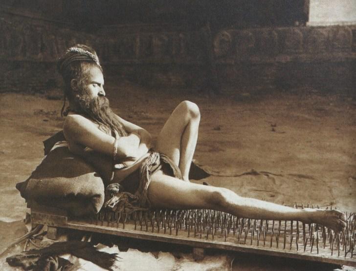 Faķīrs naglu gultā Indija... Autors: zzcepums 12 attēli, kas pierāda, ka pasaule ir traka jau diezgan sen