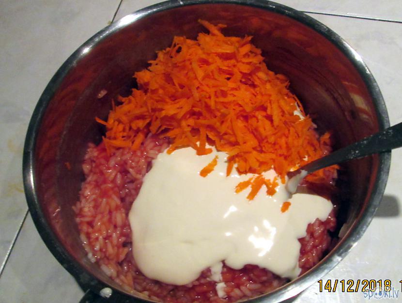 Rīsiem pievienoju kečupu... Autors: rasiks Ja garšo ēdieni ar sīpoliem
