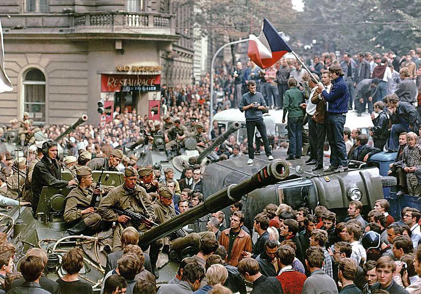 Cilvēki ielenc tankus pie... Autors: Lestets Kā PSRS ieradās, lai sagrautu 1968. g. Prāgas pavasari