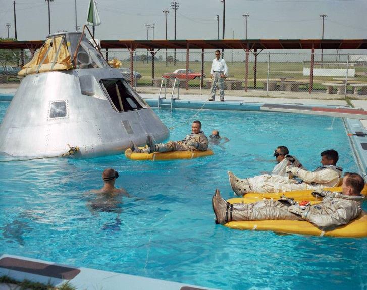 Apollo 1 komanda trenējas... Autors: Lestets Dažas vēsturiskas bildes ar slavenībām un ne tikai