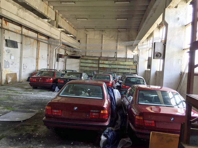 FOTO     FacebookPar to kā... Autors: matilde Noliktavā atrod 11 pilnīgi jaunas 1994.gada BMW automašīnas