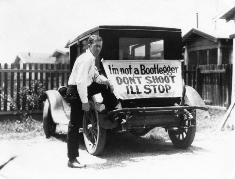 Šoferis cenšas izvairīties no... Autors: ĶerCiet 13 gadu garais ASV "sausais likums" iemūžināts vēsturiskos foto