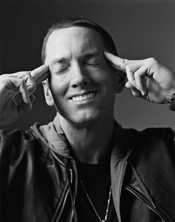  Autors: matilde Lūk, kā izskatītos Eminems, ja viņš kādreiz arī smaidītu
