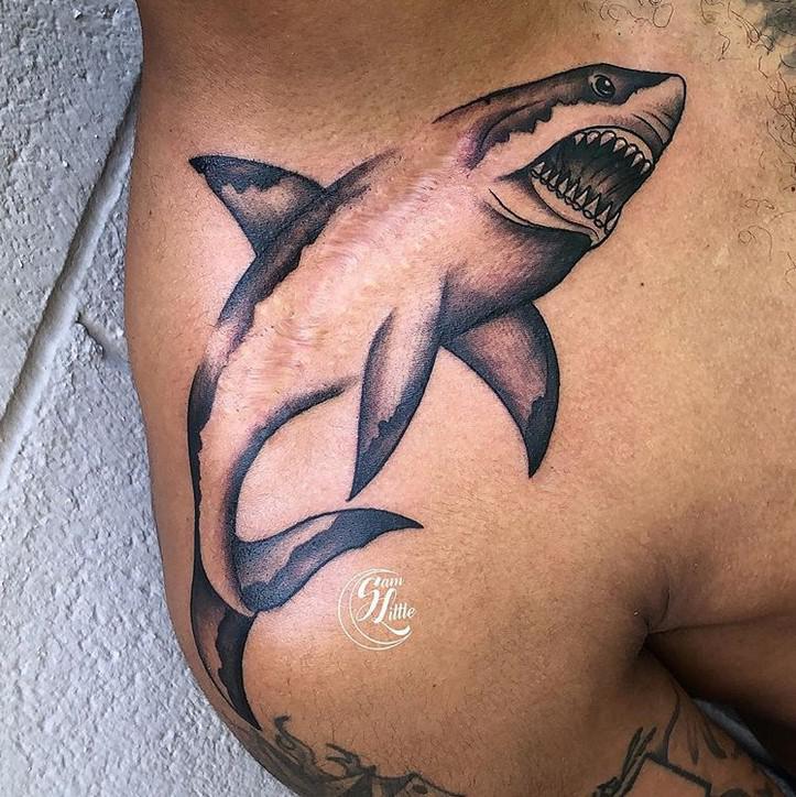 Haizivs uz pleca Žēl ka foto... Autors: The Diāna 20 brīnišķīgi tetovējumi, kuri piesedz ķermeņa nepilnības un rētas