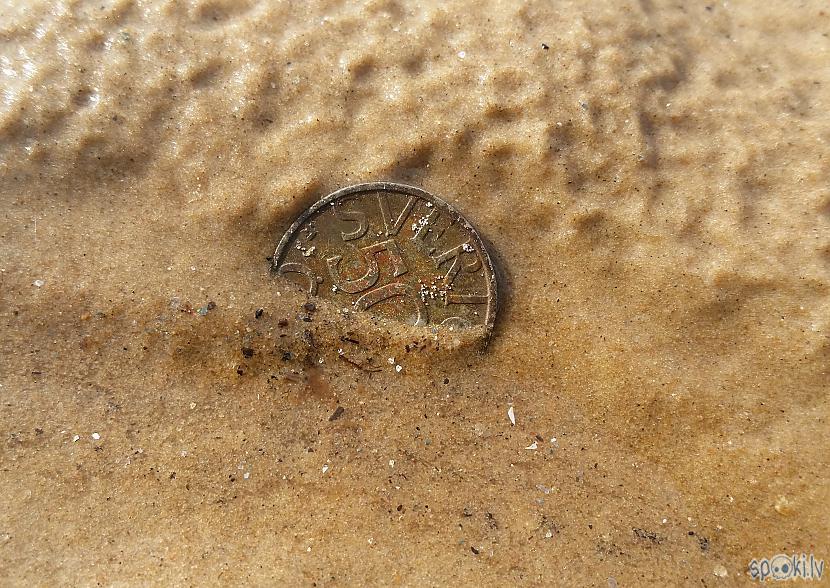 No smiltīm lūkojas Zviedrijas... Autors: pyrathe Ar metāla detektoru pa pludmali 2019 (Lieldienas)