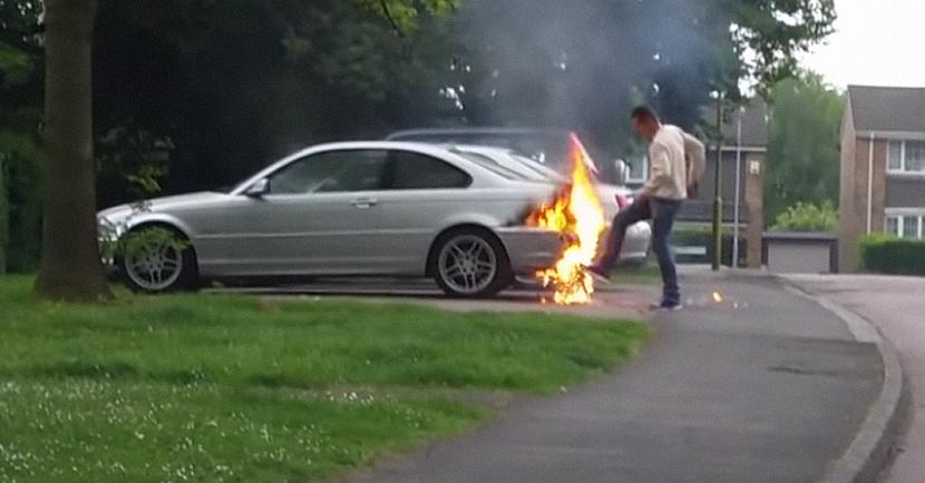 nbspAculiecinieks nofilmējis... Autors: matilde Vīrietis mēģināja izglābt savu «BMW» sperot un pūšot virsū liesmai