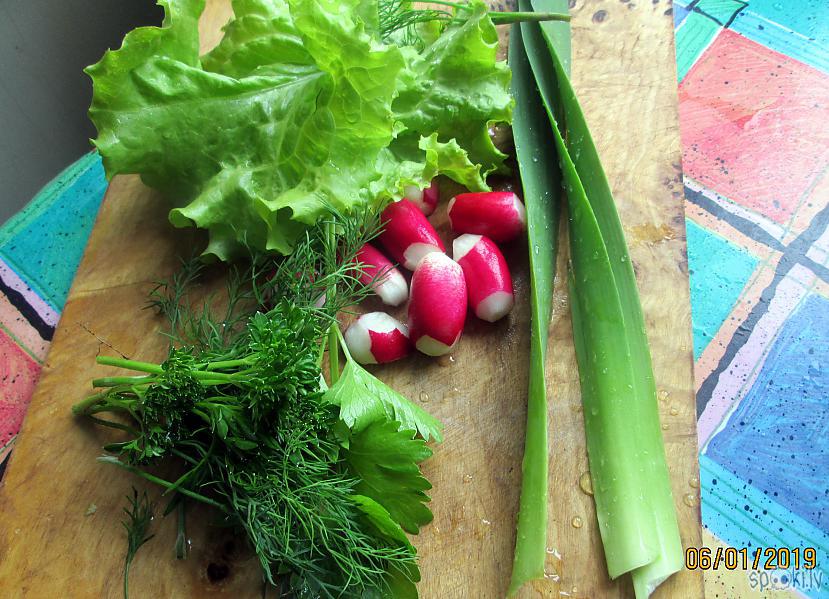 Zaļumi salātiem jau pascaronu... Autors: rasiks Pusdienās brūnie šampinjoni