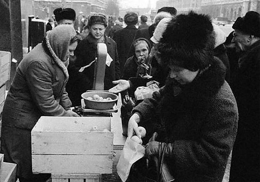 Rinda pēc kaut kādiem āboliem... Autors: Lestets Fotogrāfijas, kas bija aizliegtas PSRS