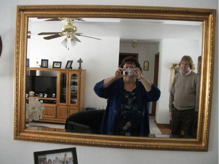 Tu tiescaronām gribi bildēt to... Autors: The Diāna Smieklīgi foto: Cilvēki, kuri pārdod spoguļus